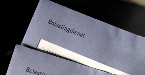 Twee blauwe enveloppen van de Belastingdienst